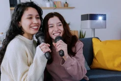 Paire de microphones karaoké sans fil ELPKM01 – Voix cristallines, six modes sonores, jusqu’à 15 heures d’autonomie en continu